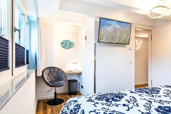 Schlafzimmer 2: Doppelbett (180x200), TV  FeWo Loft Sturmmöwe in PRORA - 4.12