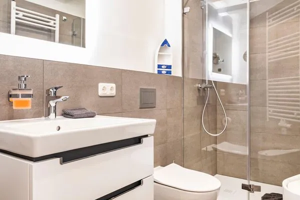 Badezimmer 2: Regendusche, WC, Haartrockner  FeWo Loft Sturmmöwe in PRORA - 4.12