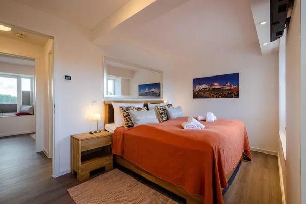 Schlafzimmer 1: Doppelbett (180x200), TV, Zugang zum Balkon  FeWo Strandidyll in PRORA - 9.31