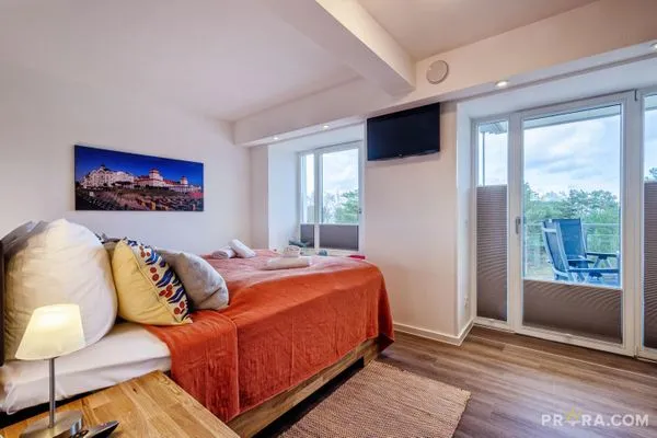 Schlafzimmer 1: Doppelbett (180x200), TV, Zugang zum Balkon  FeWo Strandidyll in PRORA - 9.31