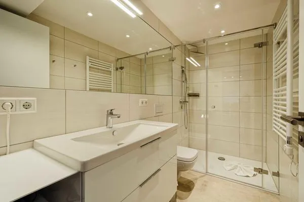 Badezimmer 1: Dusche (Rainshower), Haartrockner, WC  FeWo Strandidyll in PRORA - 9.31