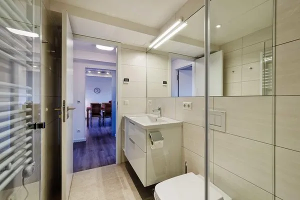 Badezimmer 1: Dusche (Rainshower), Haartrockner, WC  FeWo Strandidyll in PRORA - 9.31