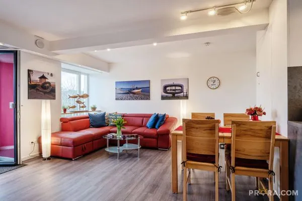 Wohn/Essbereich: Couch und Sessel, TV, Zugang zum Balkon  FeWo Strandidyll in PRORA - 9.31