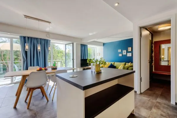 Wohn/Essbereich: Schlafsofa, Sitzbereich, Essbereich, TV, Zugang zum Balkon  FeWo Luft & Loft in PRORA - 9.23