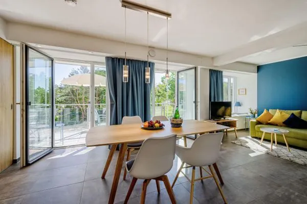 Wohn/Essbereich: Schlafsofa, Sitzbereich, Essbereich, TV, Zugang zum Balkon  FeWo Luft & Loft in PRORA - 9.23