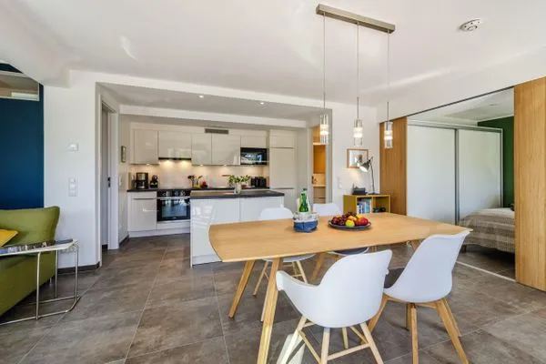 Wohn/Essbereich: Schlafsofa, Sitzbereich, Essbereich, TV, Zugang zum Balkon  FeWo Luft & Loft in PRORA - 9.23