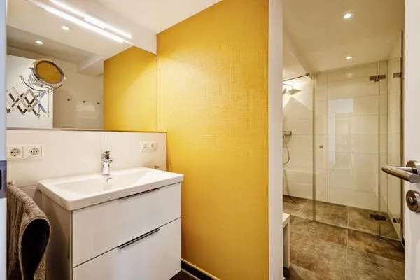 Badezimmer : Regendusche, WC, Haartrockner  FeWo Luft & Loft in PRORA - 9.23