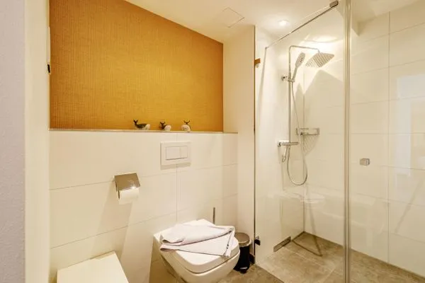 Badezimmer : Regendusche, WC, Haartrockner  FeWo Luft & Loft in PRORA - 9.23