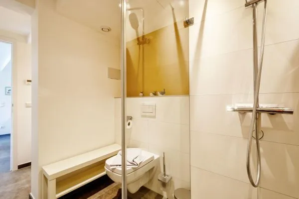Badezimmer : Regendusche, WC, Haartrockner  FeWo Luft & Loft in PRORA - 9.23