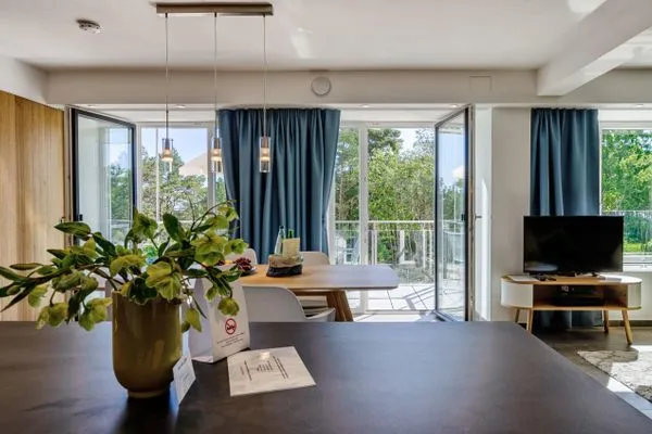 Wohn/Essbereich: Schlafsofa, Sitzbereich, Essbereich, TV, Zugang zum Balkon  FeWo Luft & Loft in PRORA - 9.23