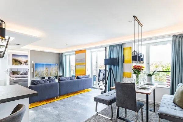 Wohnzimmer: Sofa, TV, Zugang zum Balkon  FeWo Malanya Dachterrasse in PRORA - 4.52