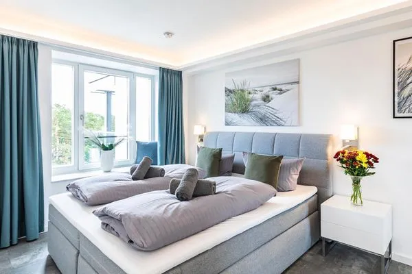 Schlafzimmer 1: Doppelbett (180x200), TV, Insektenschutz  FeWo Malanya Dachterrasse in PRORA - 4.52