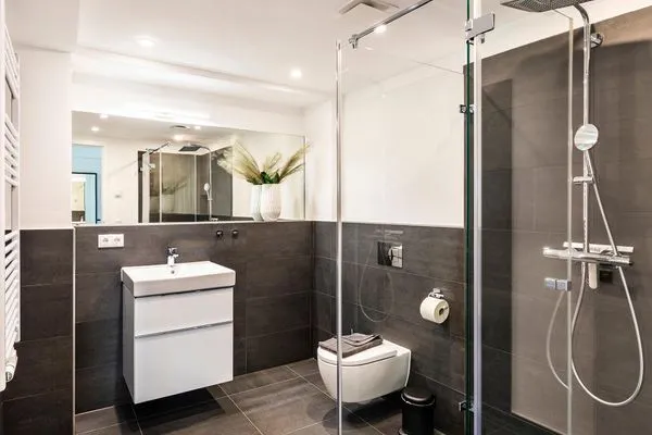 Badezimmer 1: Regendusche, WC  FeWo Malanya Dachterrasse in PRORA - 4.52