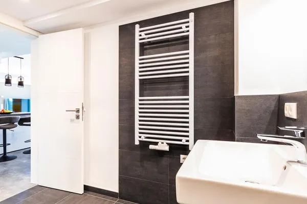 Badezimmer 1: Regendusche, WC  FeWo Malanya Dachterrasse in PRORA - 4.52