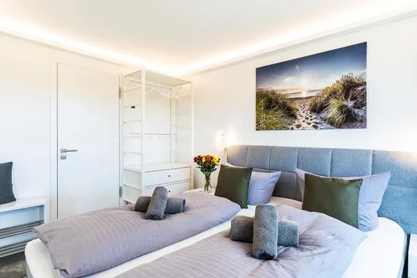 Schlafzimmer 2: Doppelbett (180x200), TV, Insektenschutz  FeWo Malanya Dachterrasse in PRORA - 4.52