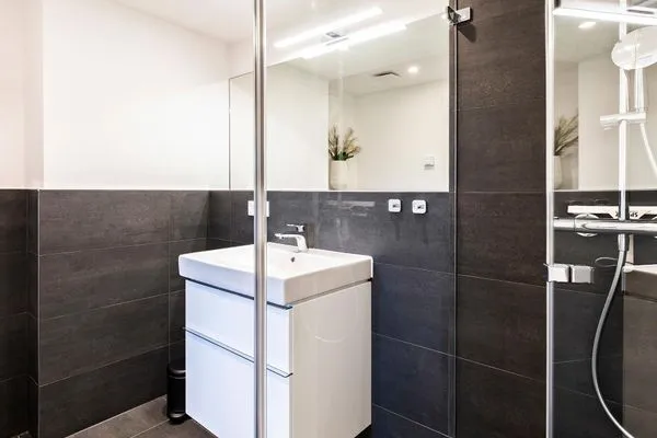 Badezimmer 2: Regendusche, WC  FeWo Malanya Dachterrasse in PRORA - 4.52