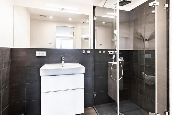 Badezimmer 2: Regendusche, WC  FeWo Malanya Dachterrasse in PRORA - 4.52