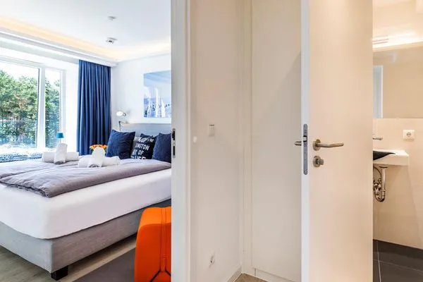 Schlafzimmer 1: Doppelbett (180x200), TV  FeWo MariSol in PRORA Strandnah mit Meerblick & Sauna - 5.22