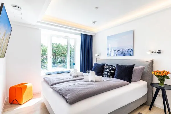 Schlafzimmer 1: Doppelbett (180x200), TV  FeWo MariSol in PRORA Strandnah mit Meerblick & Sauna - 5.22