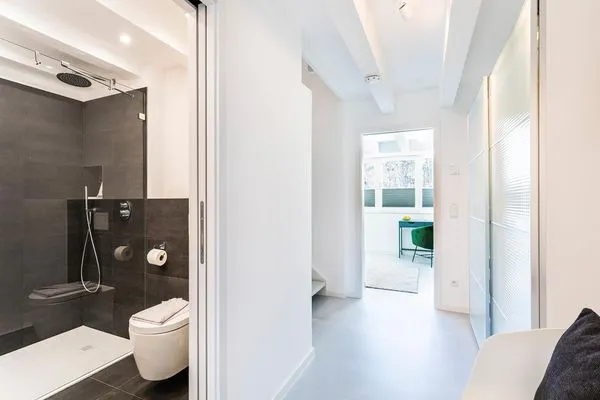 Badezimmer 1: Regendusche, WC, Haartrockner  FeWo Strandhafer in PRORA - 4.33