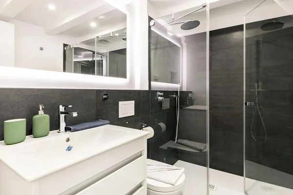 Badezimmer 1: Regendusche, WC, Haartrockner  FeWo Strandhafer in PRORA - 4.33