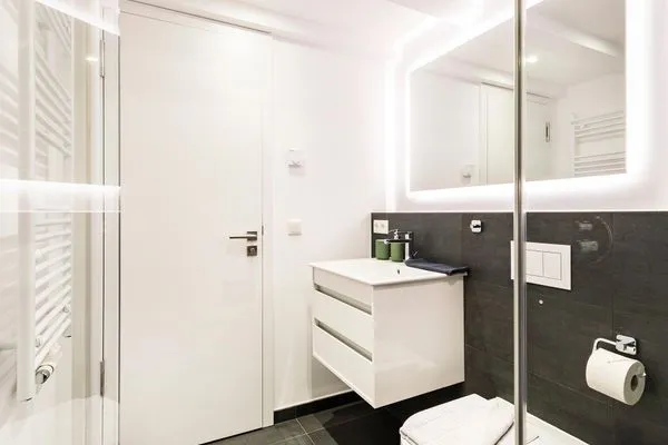 Badezimmer 1: Regendusche, WC, Haartrockner  FeWo Strandhafer in PRORA - 4.33