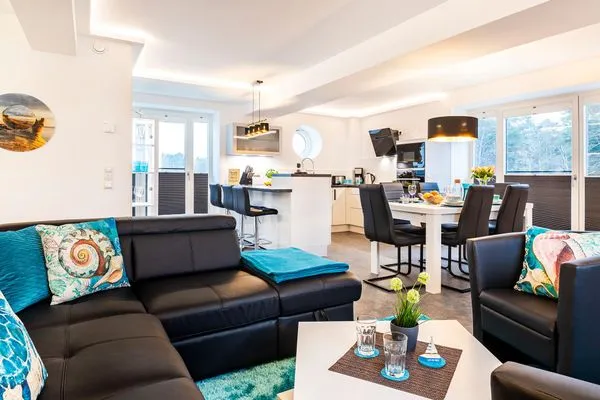 Wohn/Essbereich: Schlafcouch, Sitzbereich, Essbereich, Elektrokamin mit Heizfunktion, TV  FeWo Meer geht immer in PRORA - 4.37