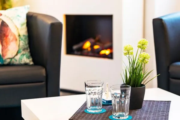 Wohn/Essbereich: Schlafcouch, Sitzbereich, Essbereich, Elektrokamin mit Heizfunktion, TV  FeWo Meer geht immer in PRORA - 4.37