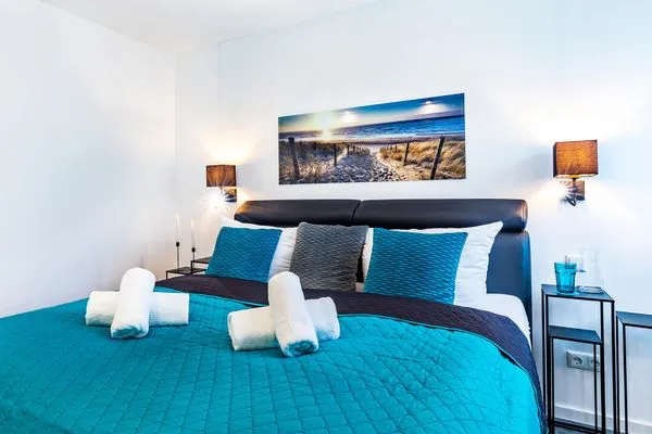 Schlafzimmer 1: Doppelbett (180x200), TV, Insektenschutz  FeWo Meer geht immer in PRORA - 4.37