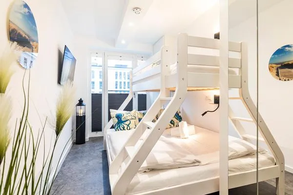 Schlafzimmer 2: Doppeletagenbett (oben 90 x200, unten 140x200), TV  FeWo Meer geht immer in PRORA - 4.37