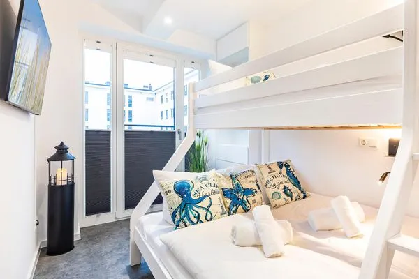 Schlafzimmer 2: Doppeletagenbett (oben 90 x200, unten 140x200), TV  FeWo Meer geht immer in PRORA - 4.37