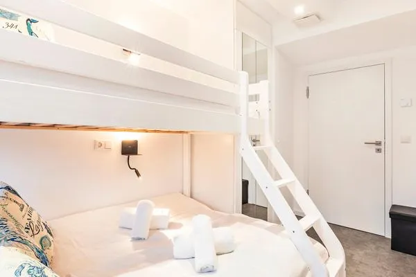 Schlafzimmer 2: Doppeletagenbett (oben 90 x200, unten 140x200), TV  FeWo Meer geht immer in PRORA - 4.37