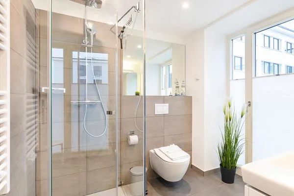 Badezimmer: Regendusche, WC, Haartrockner  FeWo Meer geht immer in PRORA - 4.37