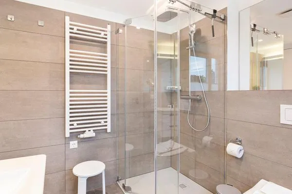 Badezimmer: Regendusche, WC, Haartrockner  FeWo Meer geht immer in PRORA - 4.37