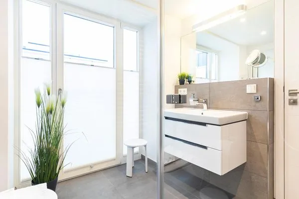 Badezimmer: Regendusche, WC, Haartrockner  FeWo Meer geht immer in PRORA - 4.37