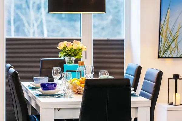 Wohn/Essbereich: Schlafcouch, Sitzbereich, Essbereich, Elektrokamin mit Heizfunktion, TV  FeWo Meer geht immer in PRORA - 4.37