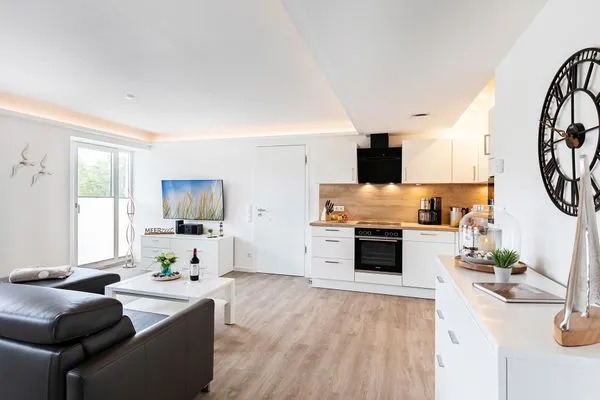 Wohn/Essbereich: Schlafcouch für 2 Personen, TV, Zugang zum Balkon  FeWo Meer Tied in PRORA - 7.35