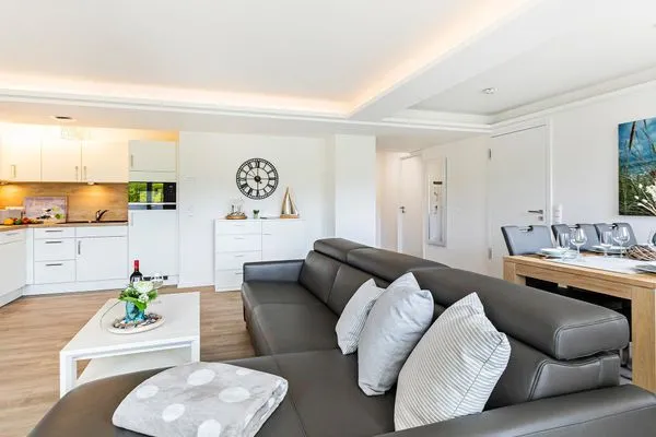 Wohn/Essbereich: Schlafcouch für 2 Personen, TV, Zugang zum Balkon  FeWo Meer Tied in PRORA - 7.35