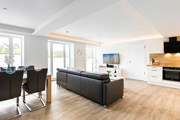 Wohn/Essbereich: Schlafcouch für 2 Personen, TV, Zugang zum Balkon  FeWo Meer Tied in PRORA - 7.35