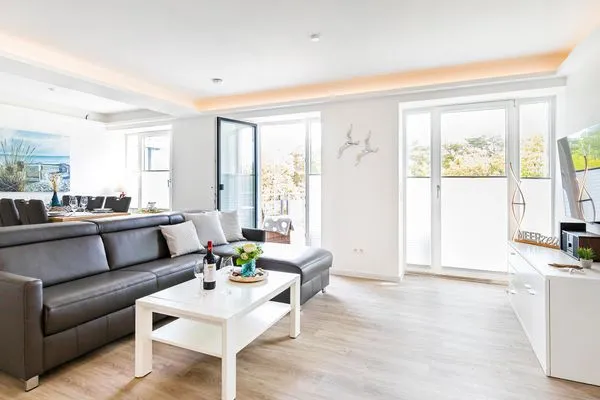 Wohn/Essbereich: Schlafcouch für 2 Personen, TV, Zugang zum Balkon  FeWo Meer Tied in PRORA - 7.35