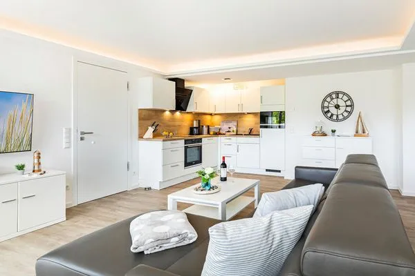 Wohn/Essbereich: Schlafcouch für 2 Personen, TV, Zugang zum Balkon  FeWo Meer Tied in PRORA - 7.35