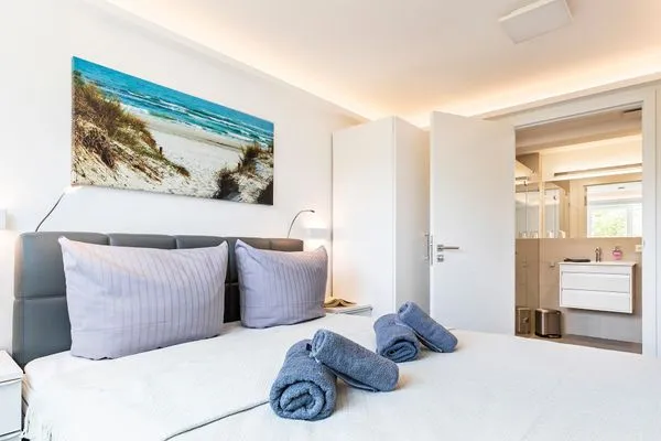 Schlafzimmer 1: Boxspringbett (180*200),allergikerfreundliche Betten, TV, Insektenschutz  FeWo Meer Tied in PRORA - 7.35