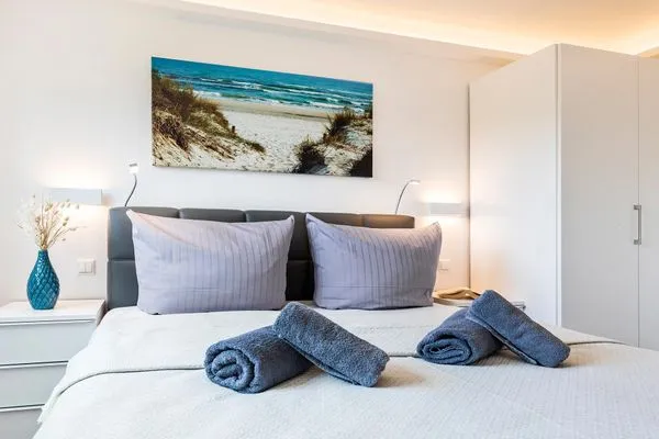 Schlafzimmer 1: Boxspringbett (180*200),allergikerfreundliche Betten, TV, Insektenschutz  FeWo Meer Tied in PRORA - 7.35