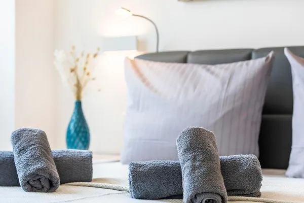 Schlafzimmer 1: Boxspringbett (180*200),allergikerfreundliche Betten, TV, Insektenschutz  FeWo Meer Tied in PRORA - 7.35