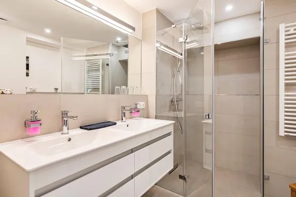 Badezimmer 1: Regendusche, Doppelwaschbecken, WC und Föhn  FeWo Meer Tied in PRORA - 7.35