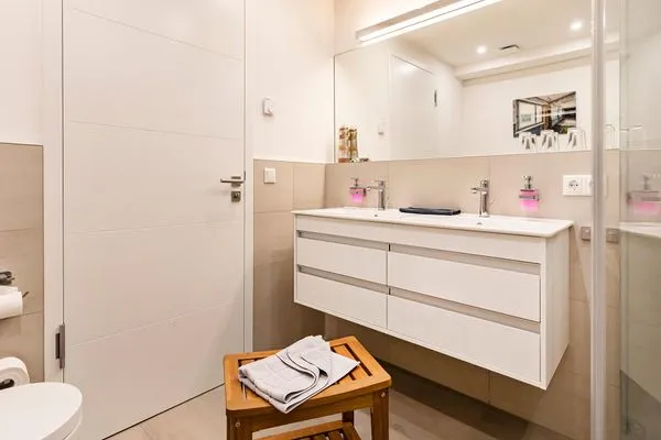 Badezimmer 1: Regendusche, Doppelwaschbecken, WC und Föhn  FeWo Meer Tied in PRORA - 7.35