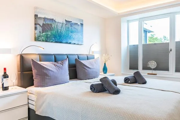 Schlafzimmer 2: Boxspringbett (160*200), allergikerfreundliche Betten, TV, Insektenschutz  FeWo Meer Tied in PRORA - 7.35