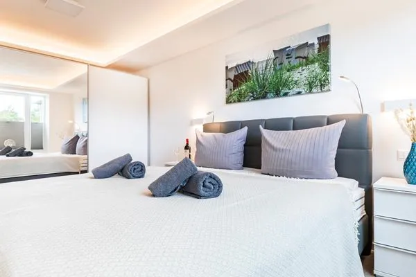 Schlafzimmer 2: Boxspringbett (160*200), allergikerfreundliche Betten, TV, Insektenschutz  FeWo Meer Tied in PRORA - 7.35