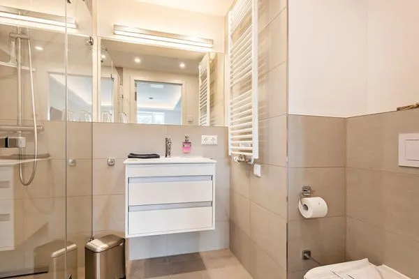 Badezimmer 2: Regendusche, Waschbecken, WC und Föhn  FeWo Meer Tied in PRORA - 7.35