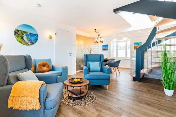 Wohn/Essbereich: Schlafsofa (140x200), Sitzbereich, Essbereich, TV, Zugang zum Balkon  FeWo Meeresrauschen Dachterrasse in PRORA - 4.51